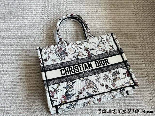 配盒配内胆 Size：35*28 Cm D家 Tote购物袋 Cdbooktote25最新购物袋 立体刺绣 非普通货 搜索Dior Tote 托特
