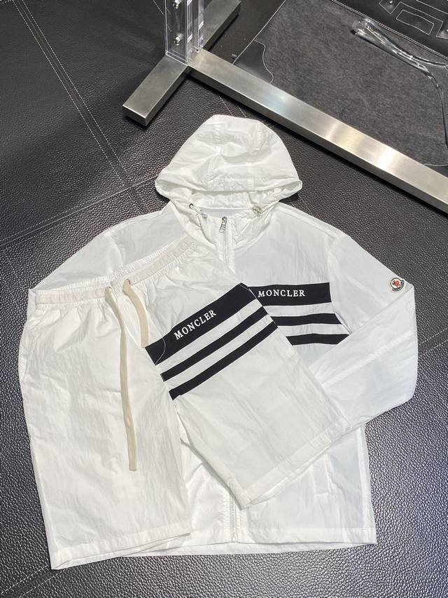 套。Moncler蒙口 独家客供春夏新款专柜同款套装，透气舒适休闲！高级感满满！细节精致高档，做工无可挑剔！原版高端面料很显高级！面料挺括抗皱耐磨，吸湿速干透气