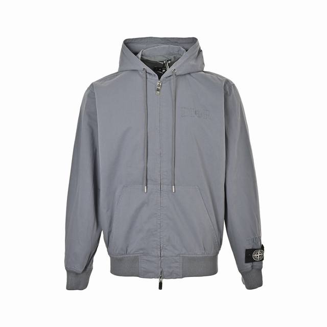 Dior & Stone Island 石头岛联名刺绣字母连帽风衣外套 定制定染纯棉混纺材质，质感很柔软，内里同样加一层混纺材质的里布，舒适透气。田岛刺绣工艺，