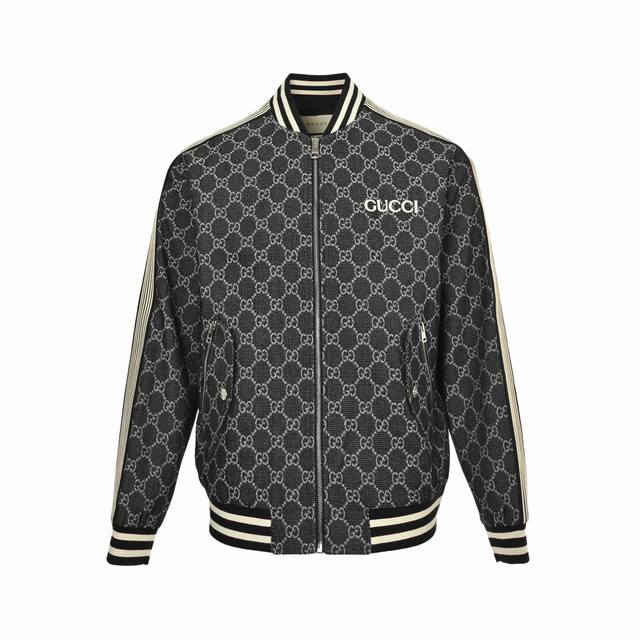 Gucci 古驰 25Fw 双G满印提花织带夹克外套 贸易渠道稀出，海外精品限量销售。户外风衣产品的典范，全身暗纹的商标彰显品牌辨识度。这款夹克兼备温暖且轻盈的