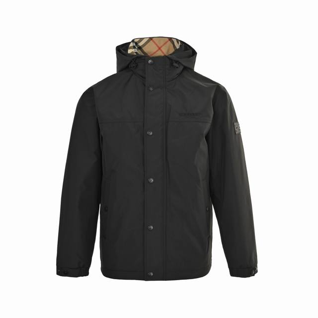 Burberry 巴宝莉 内衬格纹连帽外套 贸易渠道稀出，海外精品限量销售。户外风衣产品的典范，全身暗纹的商标彰显品牌辨识度。这款夹克兼备温暖且轻盈的特质。 最