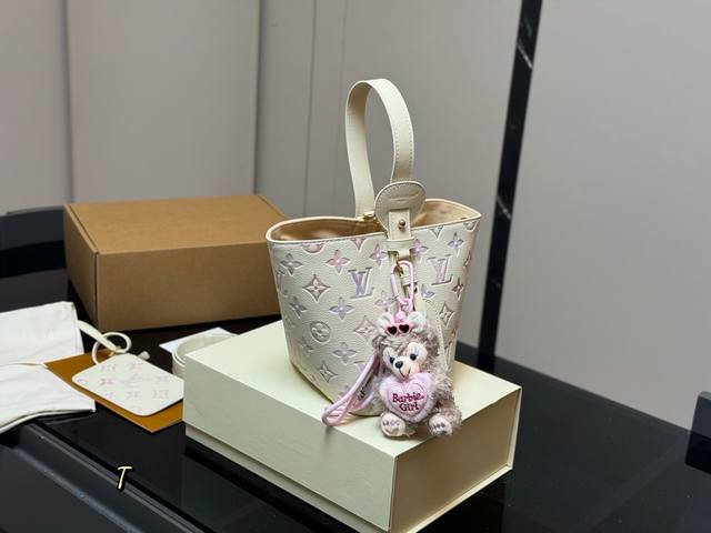配折叠盒飞机盒 Lv中古包又一位当红炸子鸡来咯 一只看似中古中矩却又有点标新立异的包。 水桶包 配零钱包 尺寸:18.17Cm
