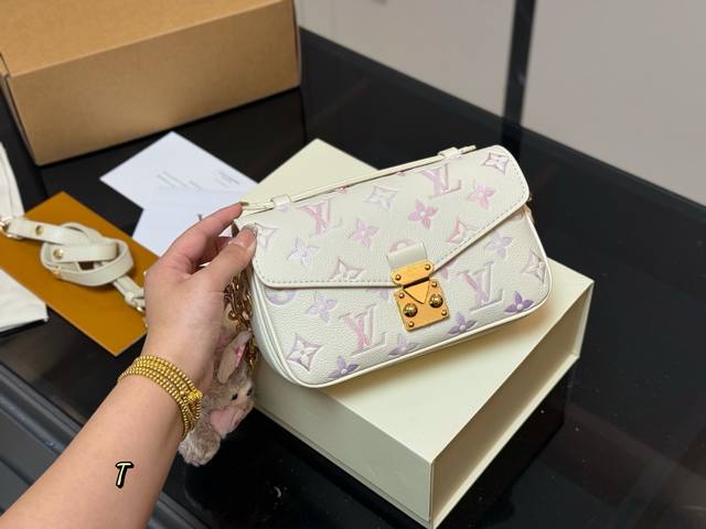 配折叠盒飞机盒 最新尺寸 :21×6×13Cm Lv高品质 性价比超高 一定要好好看细节看五金看材质 新款邮差小号 East West 配置链条和皮肩带
