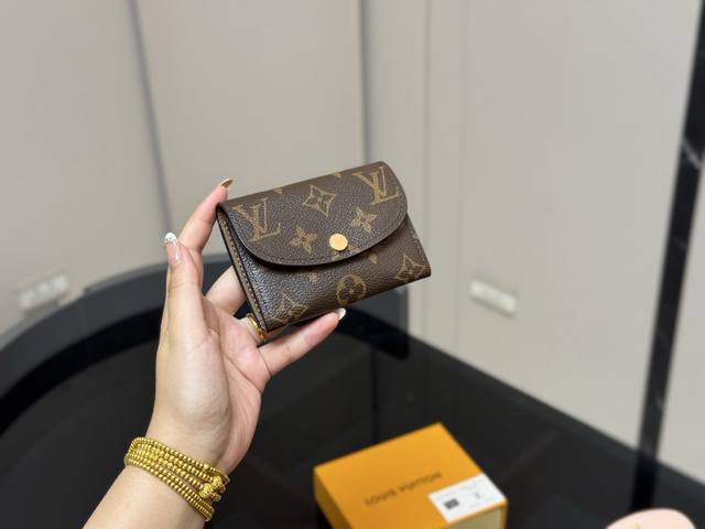 配盒 尺寸：11*8Cm Lv 豆豆卡包！！ Mini尺寸的包包大行其道， 所以超小更加实用， 小而强大， 拿到手里就会爱上！！