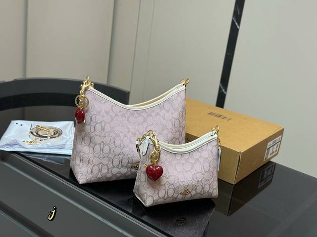 配飞机盒 Size：31*23Cm 19*14Cm 蔻驰新款Laurel流浪包真的绝美 随性慵懒轻松拿捏 一长一短两条肩带 单肩斜挎手提腋下背 都可以随意百搭