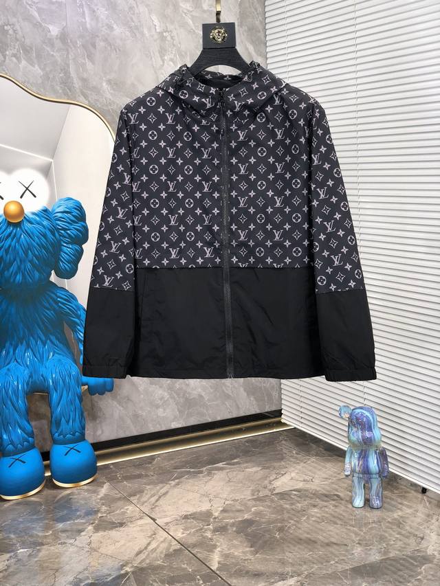 Lv。2025春季新品。科技防水防风时尚流行男士夹克外套！男士流行元素户外连帽运动夹克。N这款家新品夹克将华贵风采与技术创新巧妙结合，专为重视实用功能与时尚美学