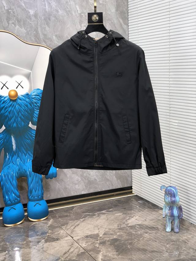 巴宝莉。双面穿。2025春季新品。科技防水防风时尚流行男士夹克外套！男士流行元素户外连帽运动夹克。N这款家新品夹克将华贵风采与技术创新巧妙结合，专为重视实用功能