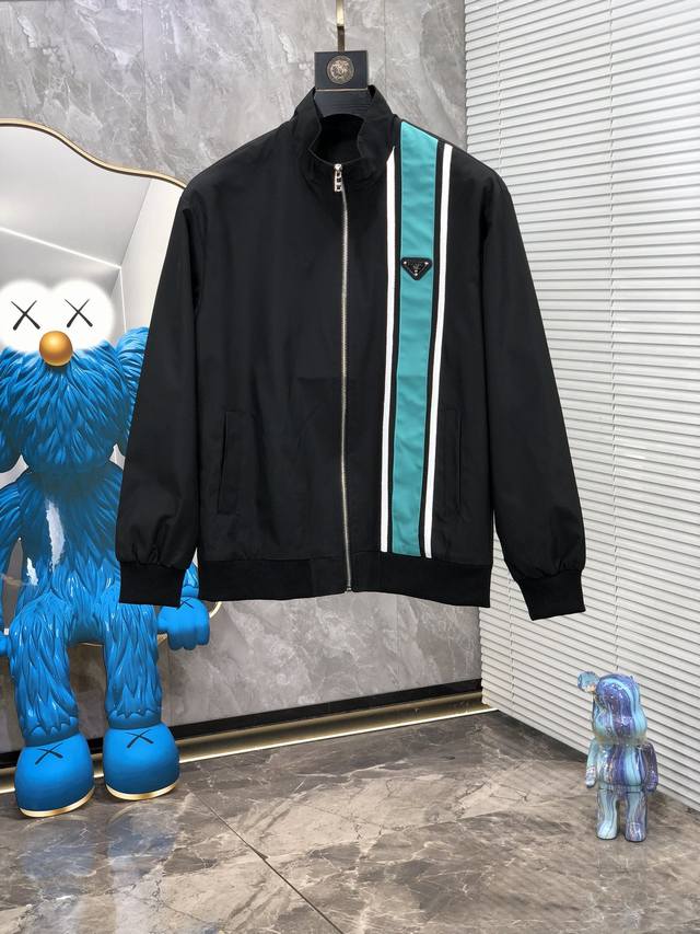 普拉达。2025春季新品。科技防水防风时尚流行男士夹克外套！男士流行元素户外连帽运动夹克。N这款家新品夹克将华贵风采与技术创新巧妙结合，专为重视实用功能与时尚美