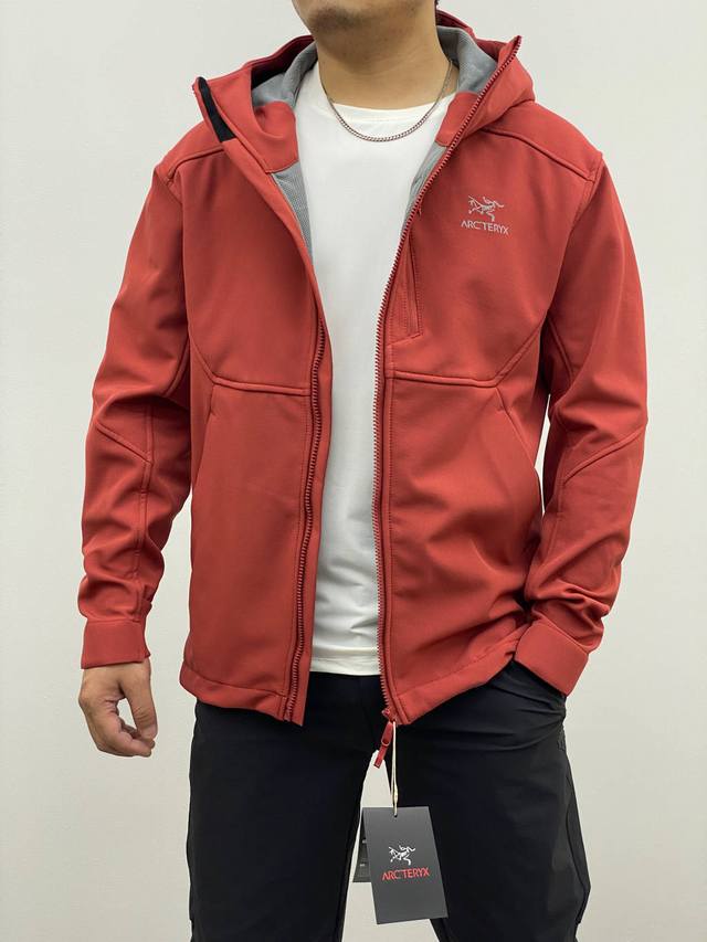供 控 始祖鸟*Arc'teryx*24年秋冬新品男款连帽加绒软壳冲锋衣！ 款号： 8826 一款用途多样、风格简洁的冲锋衣，设计提高低光照可见度，特别适合寒冷