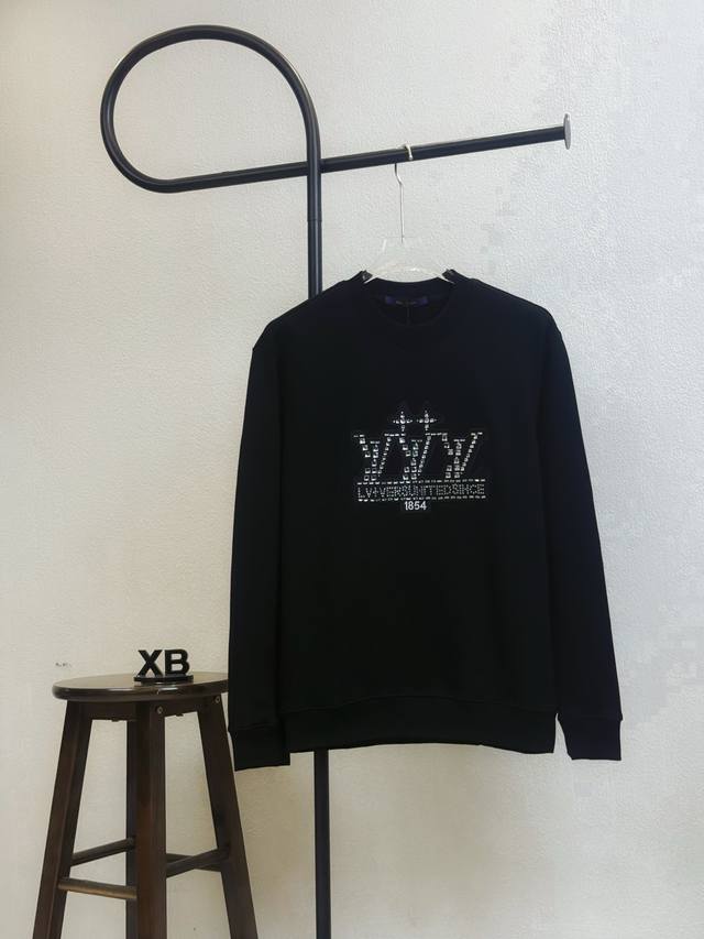 款号X222 黑色 Lv路易威登字母立体烫钻贴布刺绣圆领卫衣 面料采用400克毛圈高克重95棉5氢纶1×1双纱洗一辈子都不会变形的 男女同款 官网细节一致 全套