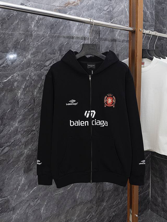 款号J039 Balenciaga 巴黎世家曼巴联名连帽外套 采用460克纯棉毛圈面料 走线清晰 原单定制1:1线条流畅而细腻 手感质感更佳 不易变形 不易缩水