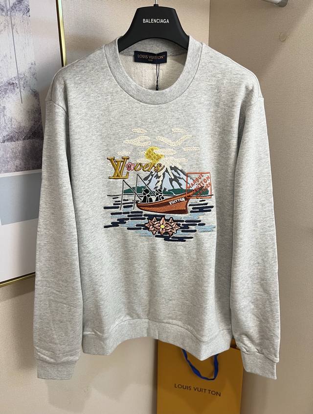 Size：S M L Xl码 男女同款 1V 路易家 本款棉质运动卫衣援引 2025 秋冬秀场的图纹元素，以明丽刺绣描绘 Pharrell Williams 与