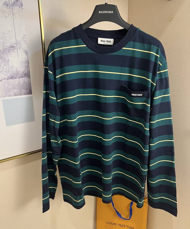 Size：S M L 男女同款 Miumiu 缪缪 25Ss 海报款宽条徽标Logo绿蓝条纹长袖 定织60支双股纱线：采用60S 200G高支数精梳棉，双股加捻