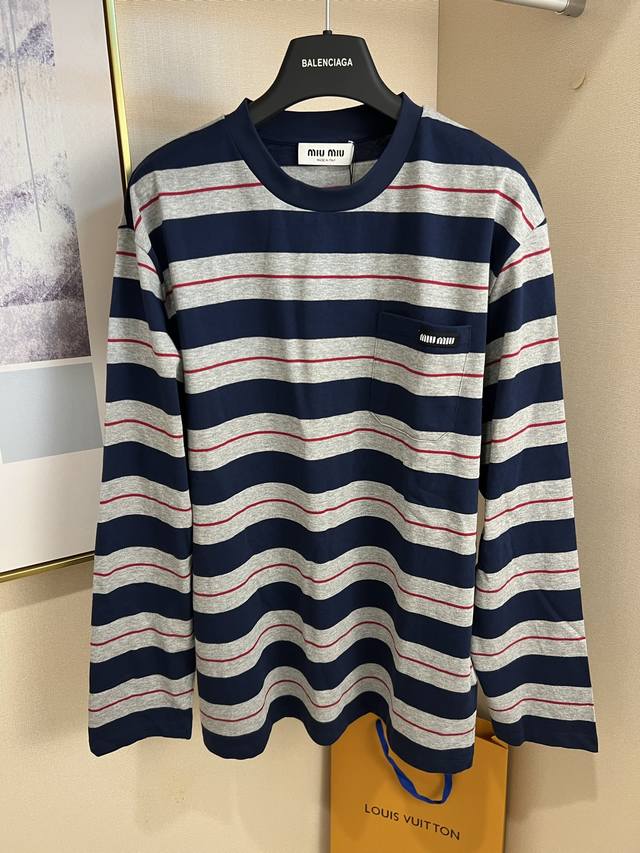 Size：S M L 男女同款 Miumiu 缪缪 25Ss 海报款宽条徽标Logo灰蓝条纹长袖 定织60支双股纱线：采用60S 200G高支数精梳棉，双股加捻
