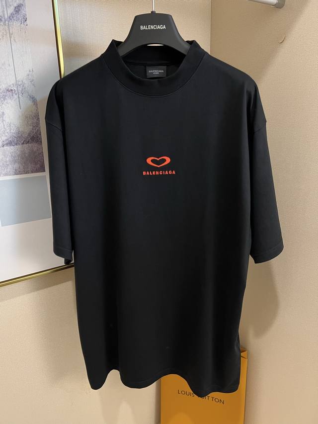 Size：Xs. S. M. L. Xl 男女同款 颜色：巴黎红 黑色 灰白色 巴黎世家 Blcg 七夕限定刺绣字母后背印花圆领短袖 刺绣： 直线挺直，曲线圆顺
