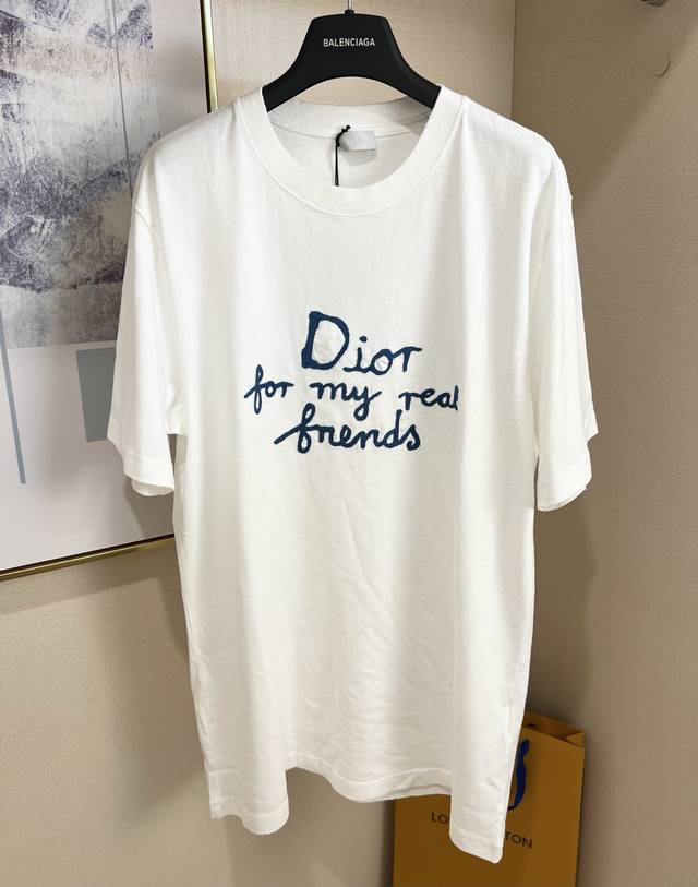 高版本 Size：S M L Xl 黑 白两色 男女同款 Dio* 迪*2025Fw 这款 T 恤是二零二五秋季男装系列新品，来自 Dio* And Lewis