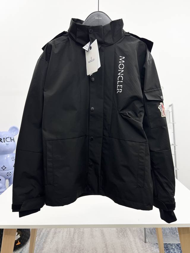 Moncler 官网同款，三标齐全，提前发售 2025Ss春季新款男士夹克外套，原单三标齐全高端版本 专柜定制面料 透气舒适度高，细节无可挑剔，品牌元素设计理念