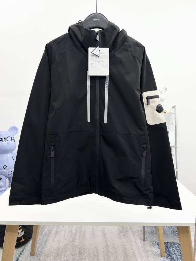 Moncler 官网同款，三标齐全，提前发售 2025Ss春季新款男士夹克外套， 原单三标齐全高端版本 专柜定制面料 透气舒适度高，细节无可挑剔，品牌元素设计理