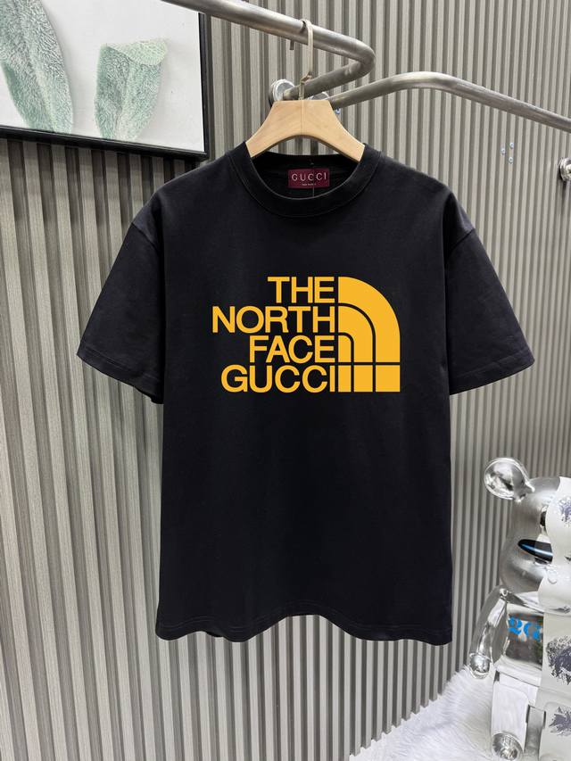Guccl古驰 The North Face与拥有相似的发展历史和价值观 并且秉持相同的探索精神 这次两大品牌联手推出The North Face X 联名系列
