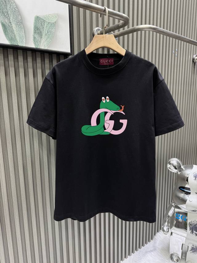 Guccl古驰 2025新款高品质圆领短袖定制定染 手感非常舒服 超级百搭好看的一款短袖 三标齐全 非市场普通版本 随意对比 品质绝对保证 首先这款原版面料全部