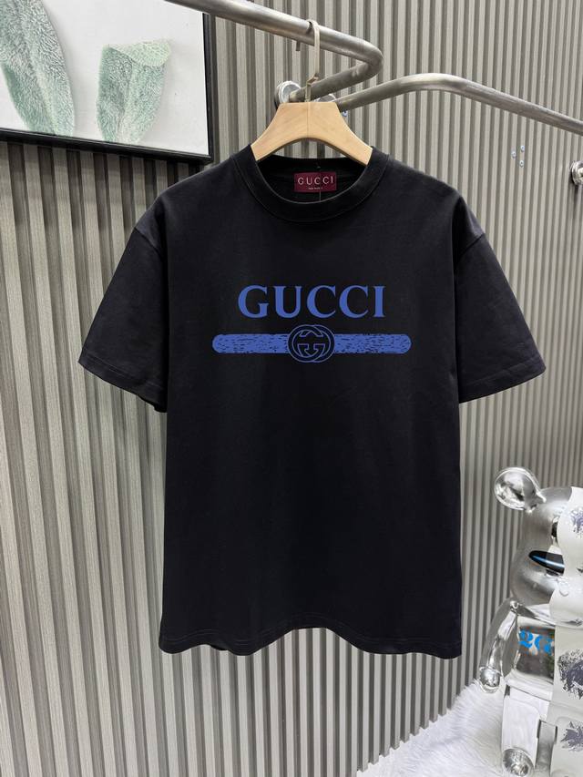 Guccl古驰 印花标识短袖T恤 定制280克全棉面料 面料柔软 亲肤舒适 印花工艺胸前经典印花扣式织带字母 彰显品牌魅力 非常简约大气的一款经典延续 无论是上