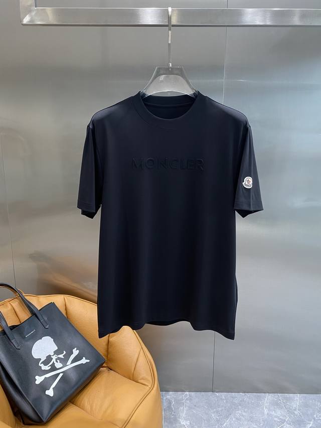 蒙家 蒙口短袖 胸前立体的“Moncler”字样，设计感满满，彰显品牌格调 。袖口处的品牌标识，精致又亮眼，细节之处尽显品质。 面料亲肤柔软，M-4Xl