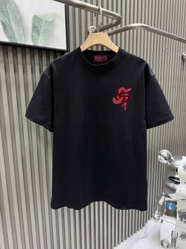 Guccl古驰 Gucc*潮牌25S新款圆领T恤蛇年特供 男女同款 爆款必推 胸口及后备定制印花工艺 图形大小呼应 烫画品牌字母Logo撞色搭配 减龄搭配 色彩