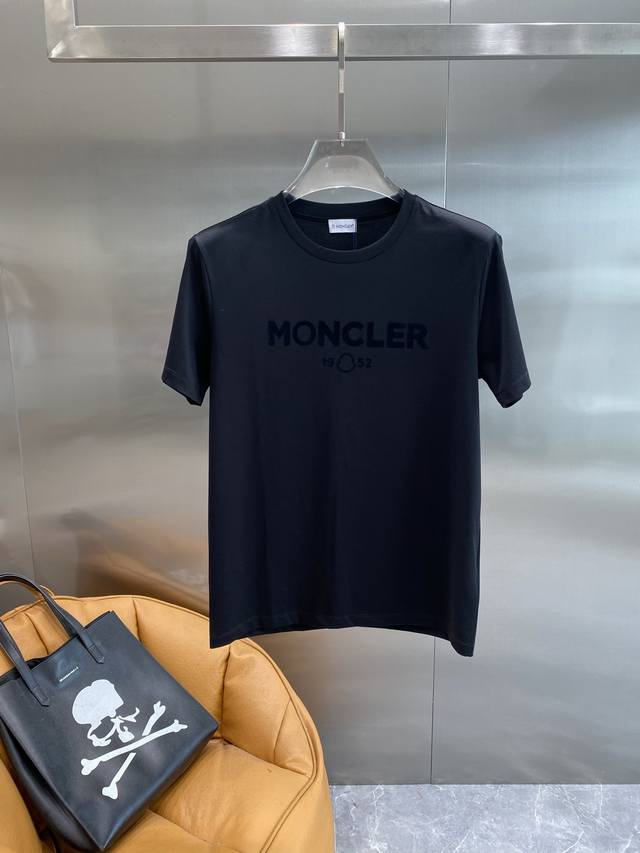 蒙家 Moncler夏日经典时尚之选经典又百搭，散发着低调的奢华感。大大的“Moncler”，面料柔软亲肤，M-4Xl