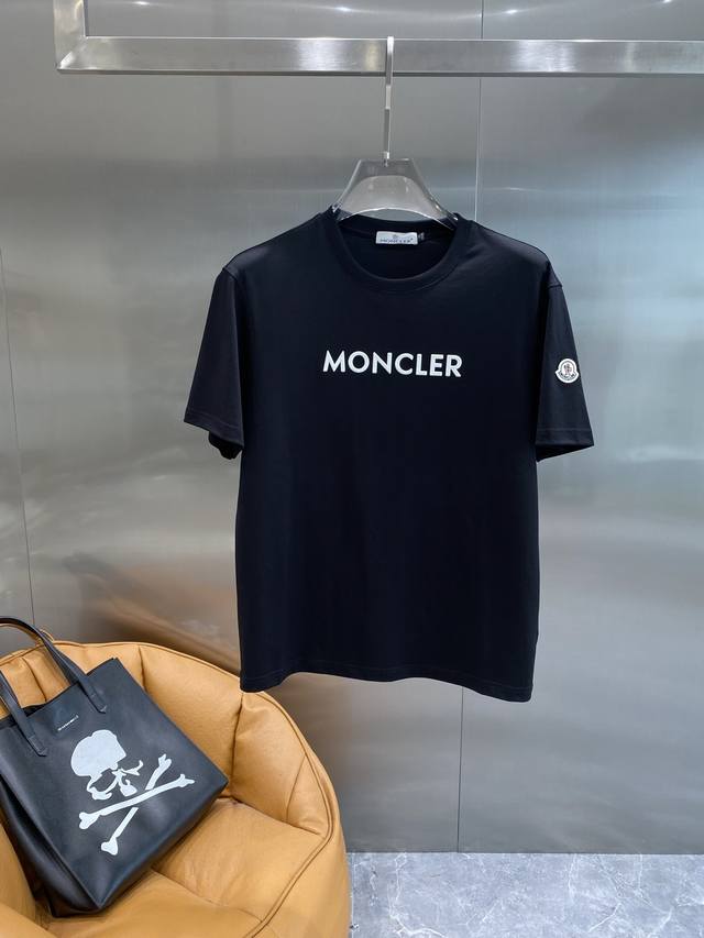 蒙家 Monclert恤，夏日高端休闲必备 简约又不失格调，胸前大大的白色“Moncler”字样醒目又大气，搭配上袖口精致的品牌标识，尽显高端质感。面料柔软舒适