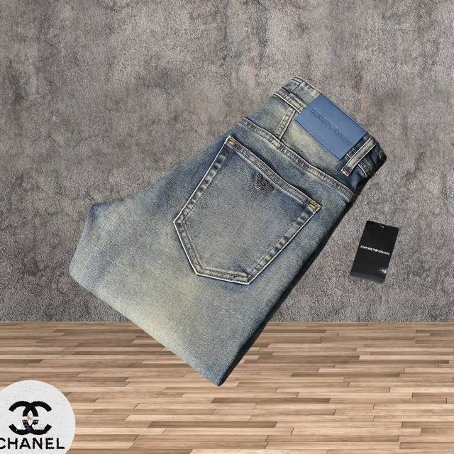 Armani 阿玛尼 秋冬最新品牛仔裤专柜热销款 品味与价值共享 身穿着非常舒适 低调不失奢华 穿出去非常有档次,裤型款式和裁剪亦无需多言 上身精致跃然.真正一