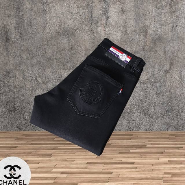 Moncler 蒙口 秋冬最新品牛仔裤专柜热销款 品味与价值共享 身穿着非常舒适 低调不失奢华 穿出去非常有档次,裤型款式和裁剪亦无需多言 上身精致跃然.真正一