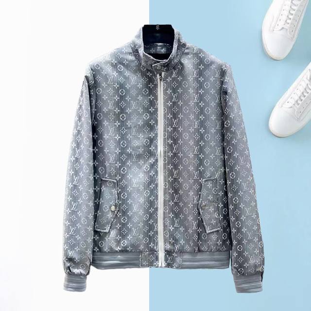 Lang 秋冬新品，可拆卸连帽防水夹克外套，同步官网发售！原厂代工出品，该款夹克外层超柔聚酯纤维防风防水，功能与时尚型兼具。时尚美观，防风效果更好，活动更加舒适