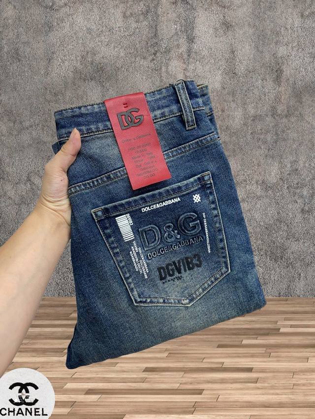 D&G 杜嘉班纳 秋冬最新品牛仔裤专柜热销款 品味与价值共享 身穿着非常舒适 低调不失奢华 穿出去非常有档次,裤型款式和裁剪亦无需多言 上身精致跃然.真正一等一