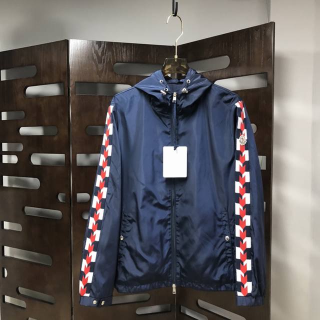 Qiu ` Moncler 蒙口 2025春夏新款男女同款夹克外套，品牌最新设计素！既不单调也不复杂,恰到好处的展现品味！客供定制进口聚酯纤维面料！面料独具的高