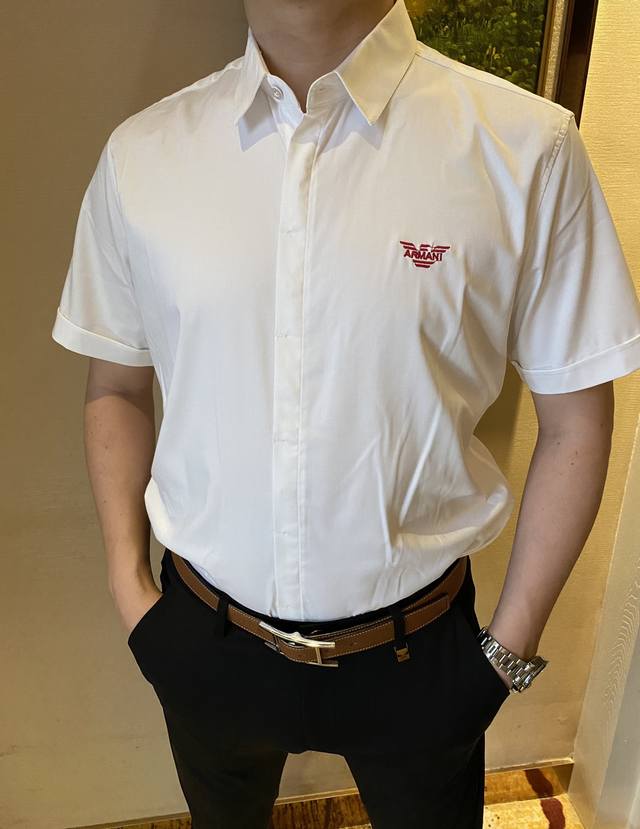 Haiy 阿玛尼 今年夏季新款衬衫 官网同步 彰显出现代又个性的时尚魅 上身效果随意搭配都是那么的帅气！采用支定制俯绸棉 高端衬衫专门面料，质感柔软舒适，立体挺