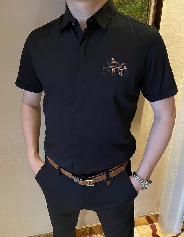 Haiy 爱玛仕 今年夏季新款衬衫 官网同步 彰显出现代又个性的时尚魅 上身效果随意搭配都是那么的帅气！采用支定制俯绸棉 高端衬衫专门面料，质感柔软舒适，立体挺