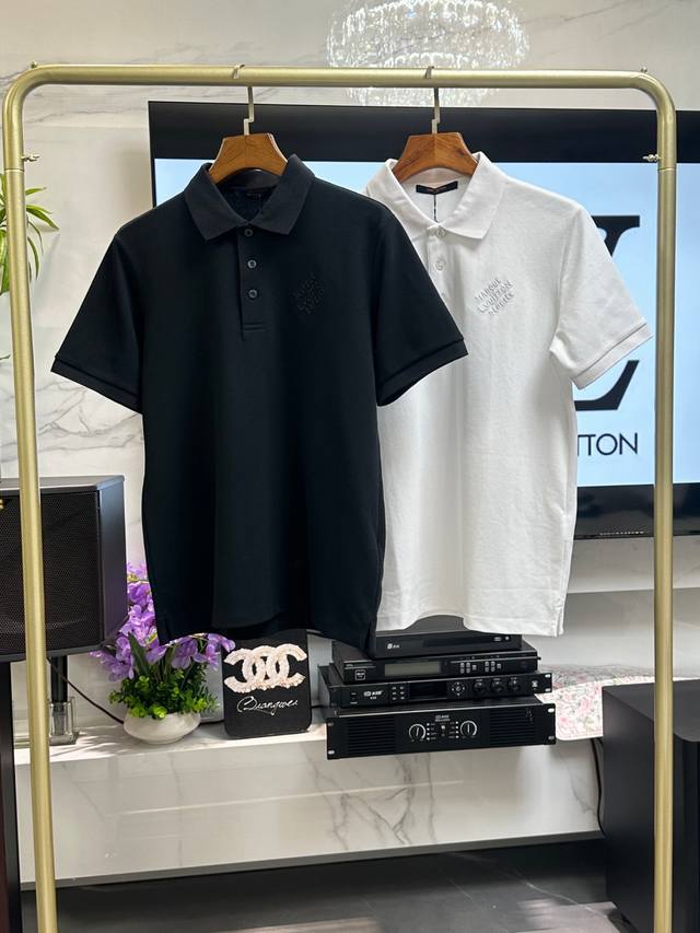Lv 25Fw夏季新品翻领Polp短袖 高端商务时尚单品设计，更加时尚舒适，高标准定制，上身非常有型，奢华品牌经典Logo图案 客供辅料，客供进口舒适透气面料质
