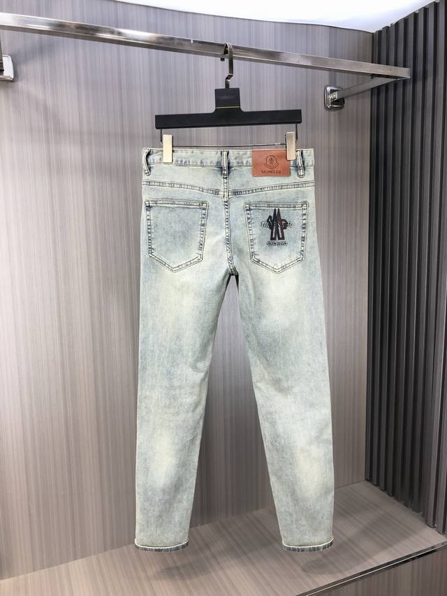 Bai Moncler 蒙口 2025春夏最新推出男士牛仔裤新品！重工水洗牛仔面料，定制面料和一般牛仔布料比起来，更加柔软舒适！超重工洗水工艺 双工艺洗水 整条