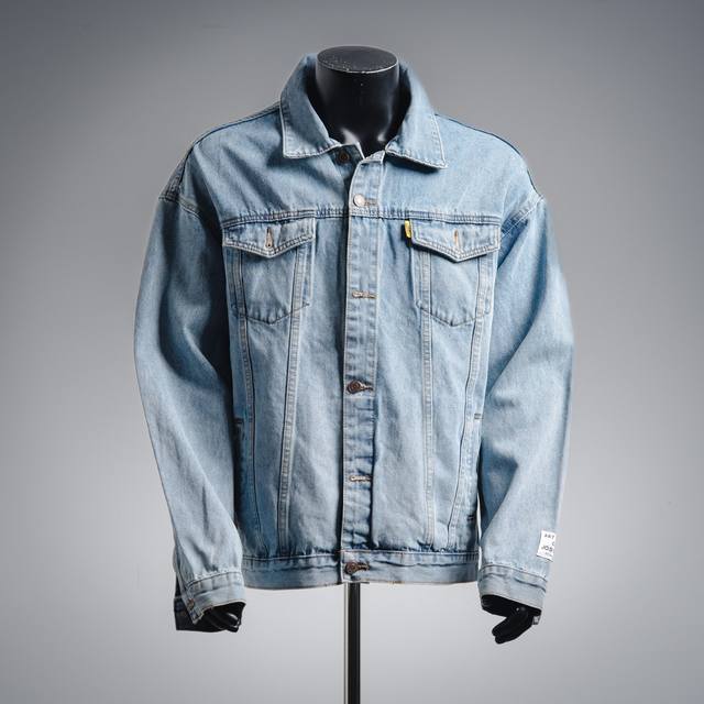 Gallery Dept 22Fw 英文字母印花牛仔外套 面料非常厚实，成衣重度水洗做旧处理，颜色呈现泛白水洗牛效果，并且整衣伴随不规则水洗纹路，实物效果十分惊