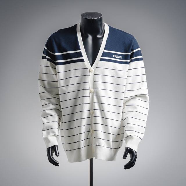 Gucci古驰 Ss25刺绣Logo白色条纹V领针织衫毛衣 男女款 白色条纹 Gucci 2025早春系列挚献多款经典风格单品，针织衫和Polo衫质感柔软，以内