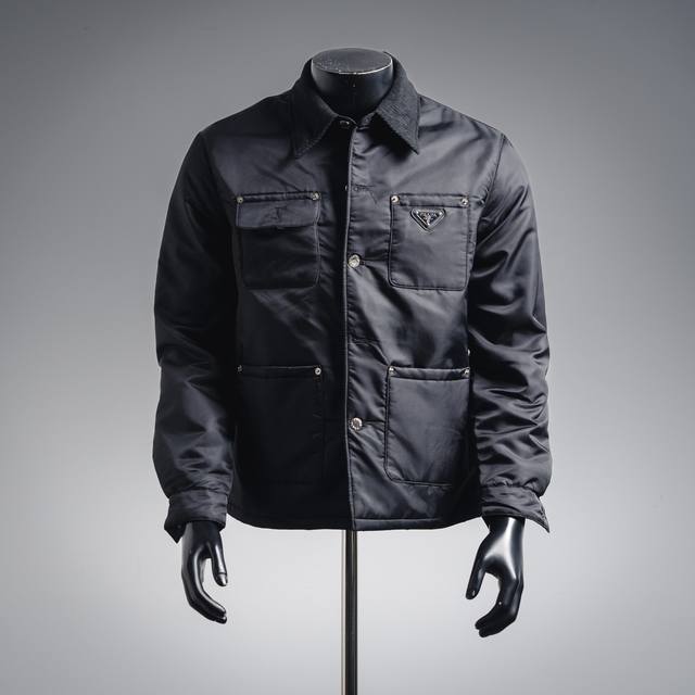 Prada普拉达Prd 25Ss三角标多口袋翻盖棉服外套夹克 定制尼龙斜纹防护绸，内里丝绒云棉片，厚重扎实，采用进口专机红外线定位，纯手工水后拆卸工艺，套里布与