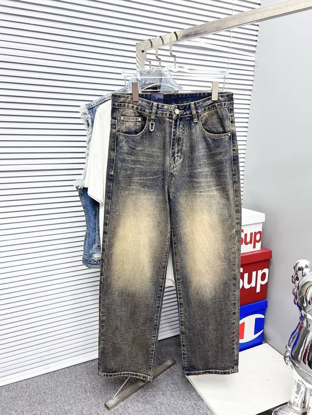 Lv 男士时尚潮流大裤脚牛仔裤，官宣画册海报穿搭款！ 客供高级进口的丹宁原色面料，特选日本冈山纯正13Oz 盎司牛仔布料，重磅环保植物酵素水洗工艺，肌理有着淡淡