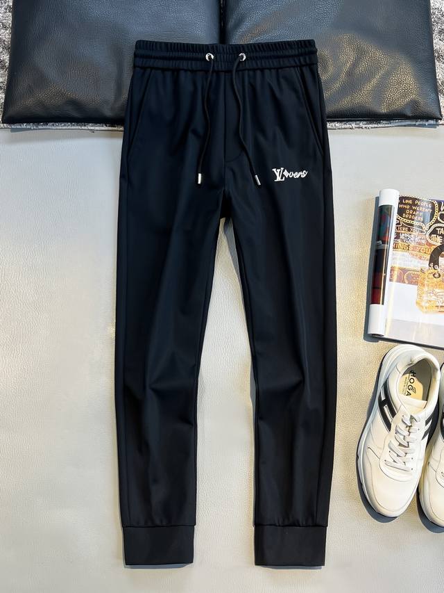 Lv# 2025 秋冬休闲裤子 美学的焕新诠释,演绎浓郁的格调型时尚风范,细节感和设计感强悍.经典品牌标识做为色彩搭配,演绎经典的品牌时尚,为整体造型增光添彩.