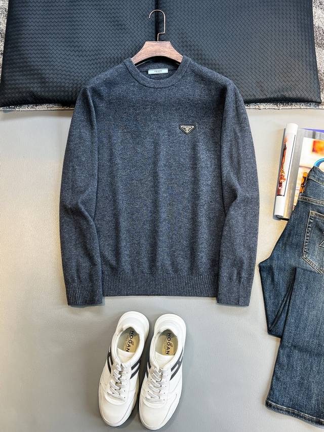 Pd# 25秋冬圆领毛衣 精品羊毛混纺毛衫 男款高端定制臻品系列 隶属品牌高端主线 专利顶级纱线混纺 以创新来阐释常规款式 面料的配置更是颠覆常往 细节可圈可点