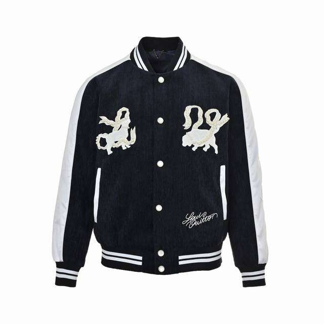 Louis Vuitton 路易威登 24Fw 珍珠丝绒横须贺夹克外套 本款横须贺夹克受威斯敏斯特地区遛狗绅士的着装启发，为莹泽丝绒融入灵动 Lv Dogs 标