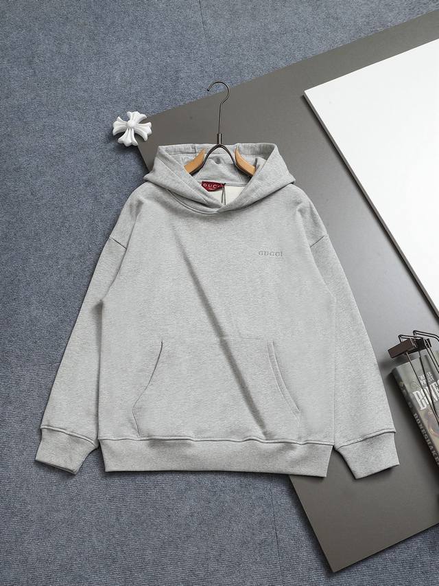 Gucci 古驰 超级经典刺绣纯色Logo 标识精致升级，灵感源自八十年代复古款式 原版面料 官方同款 连帽卫衣 定制420克同缸染面料 手感非常舒服 春夏最新