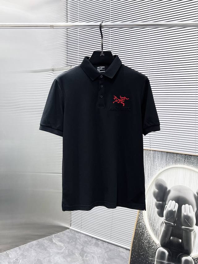 始祖鸟 2025Ss夏季新款 翻领短袖T恤 Polo衫，高端版本！专柜定制面料 透气舒适度高，细节无可挑剔，品牌元素设计理念，体现高品质。手感细腻柔软！呈现休闲