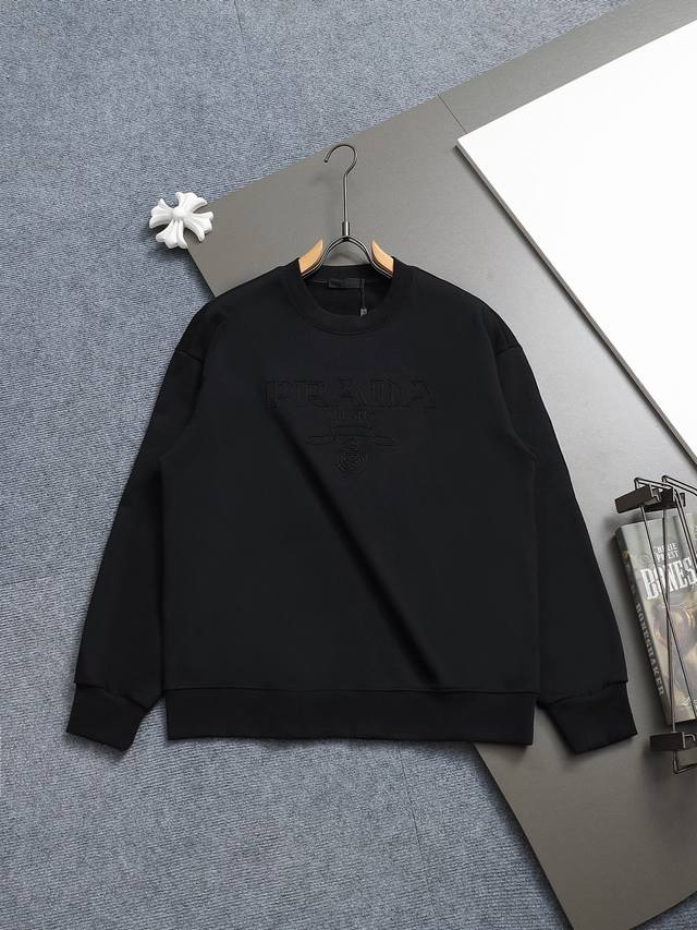 Prada 普拉达 圆领字母同色刺绣 升级，灵感源自八十年代复古 原版面料 官方同款 定制 同缸染面料 手感非常舒服 春夏最新砖柜同步 时尚又个性 超级百搭好看