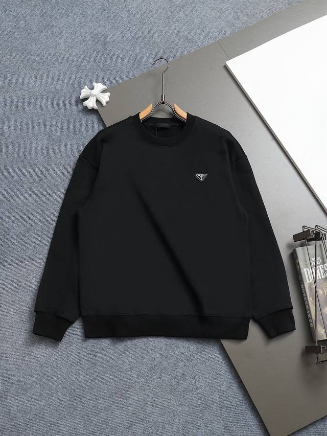 Prada 普拉达 金属三角标工艺 升级，灵感源自八十年代复古 原版面料 官方同款 圆领卫衣 定制 同缸染面料 手感非常舒服 春夏最新砖柜同步 时尚又个性 超级