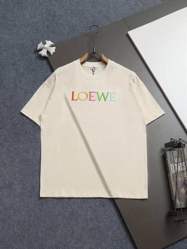 Loewe 罗意威 260克圆领短袖T恤 七彩排列刺绣字母Logo工艺标识 官方同步 高版本 高品质 时尚个性 百搭潮流 纯原品质 原版面料 吊牌 领标 水洗麦